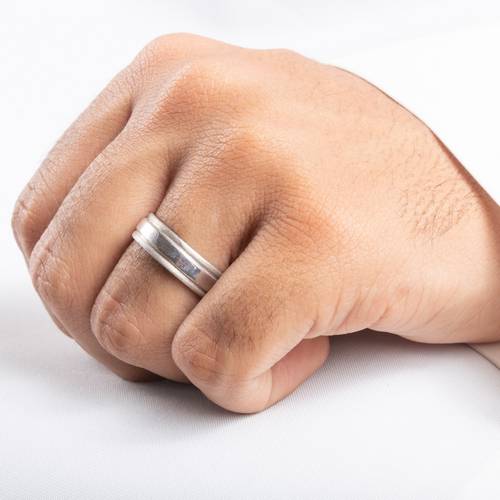 دبلة خطوبة رجالية من الفضة السويسرية المشغولة يدويا .