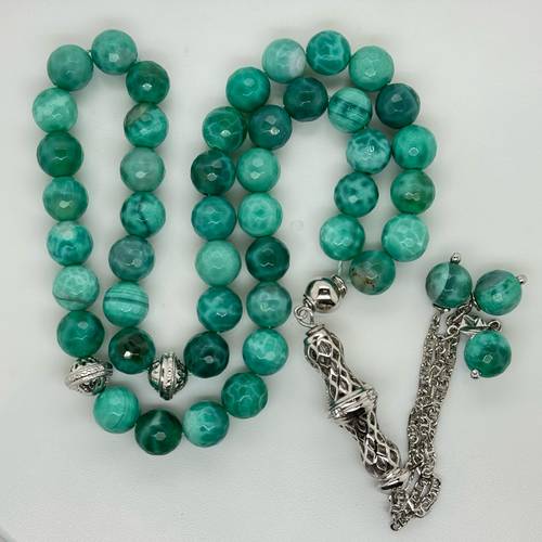 مسبحة من الفضة السويسرية المشغولة يدوياً واحجار العقيق الاخضر.