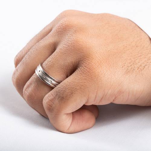 دبلة خطوبة رجالية من الفضة السويسرية المشغولة يدويا .