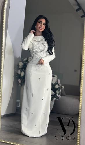 فستان كريب طويل بأكمام طويله مزين بالكريستال