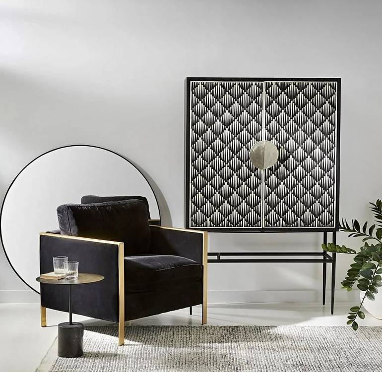 CHEST OF DRAWERS