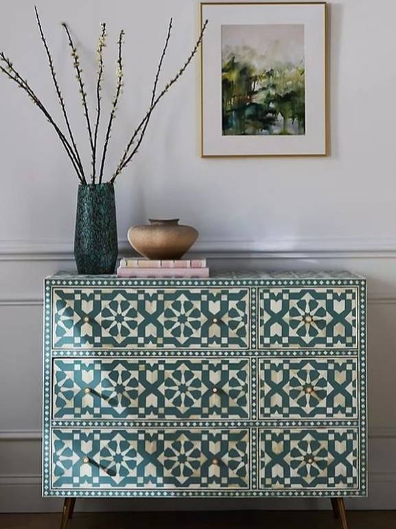 CHEST OF DRAWERS