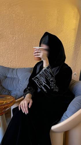 عباءه مخمل ، بأكمام مطرزه يزقه من التفته 