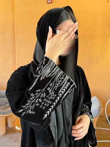 عباءه مخمل ، بأكمام مطرزه يزقه من التفته 
