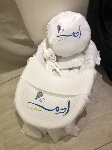 بكج بطانية مع مخدة ودمية ارنب مطرزة - الوان متنوعة