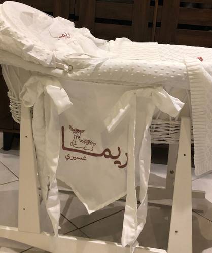 وشاح سلة موسى بفيونكات مطرز