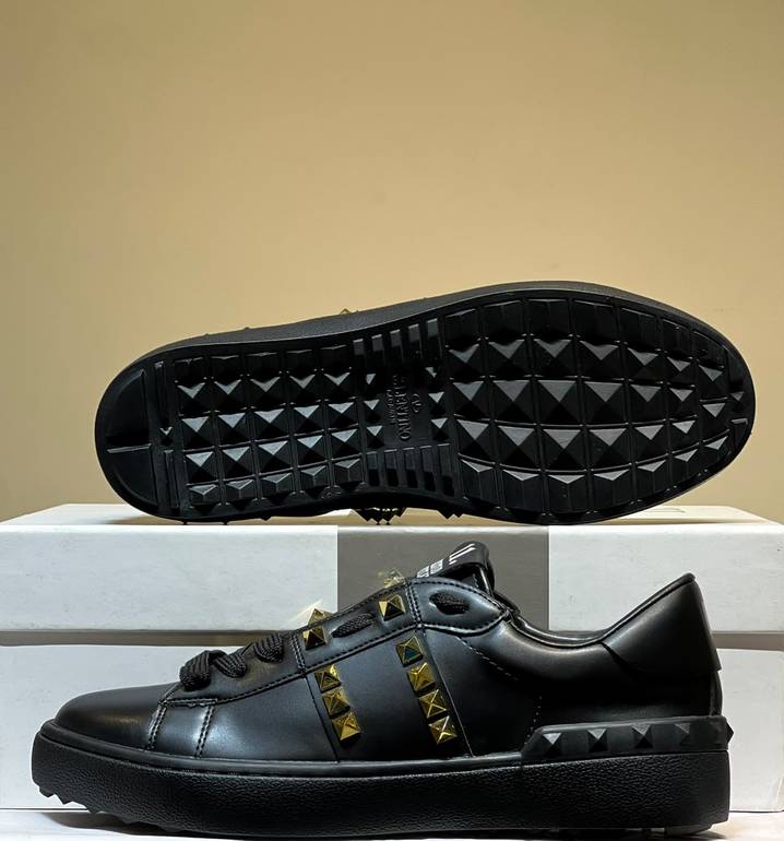 Valentino Garavani Rockstud - Black, Gold
