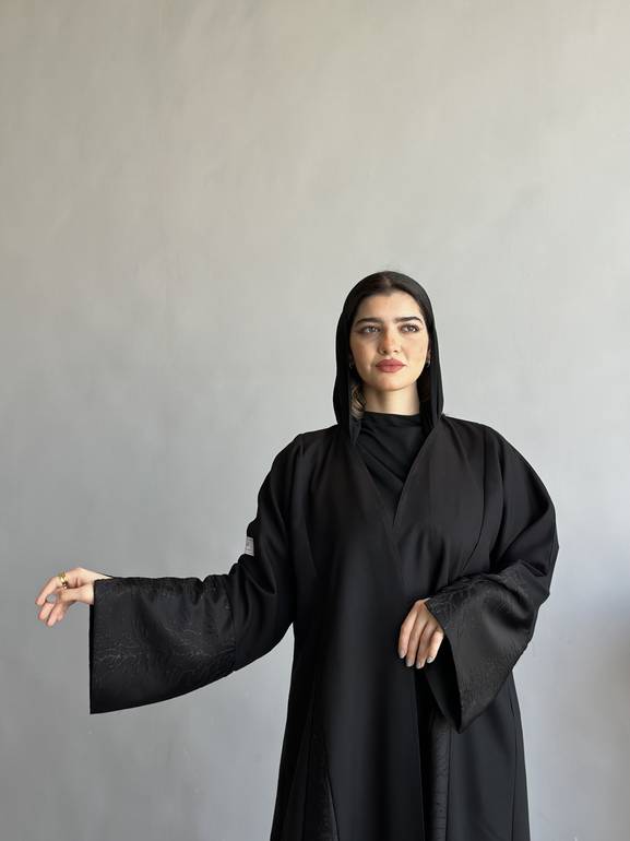 عباية رويال – أسود ملكي بتفاصيل كتان مشجرة فاخرة