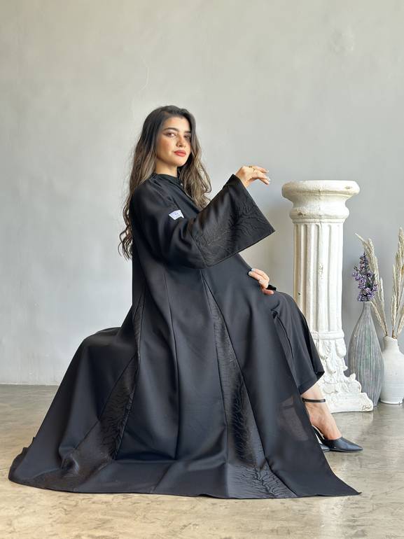 عباية رويال – أسود ملكي بتفاصيل كتان مشجرة فاخرة