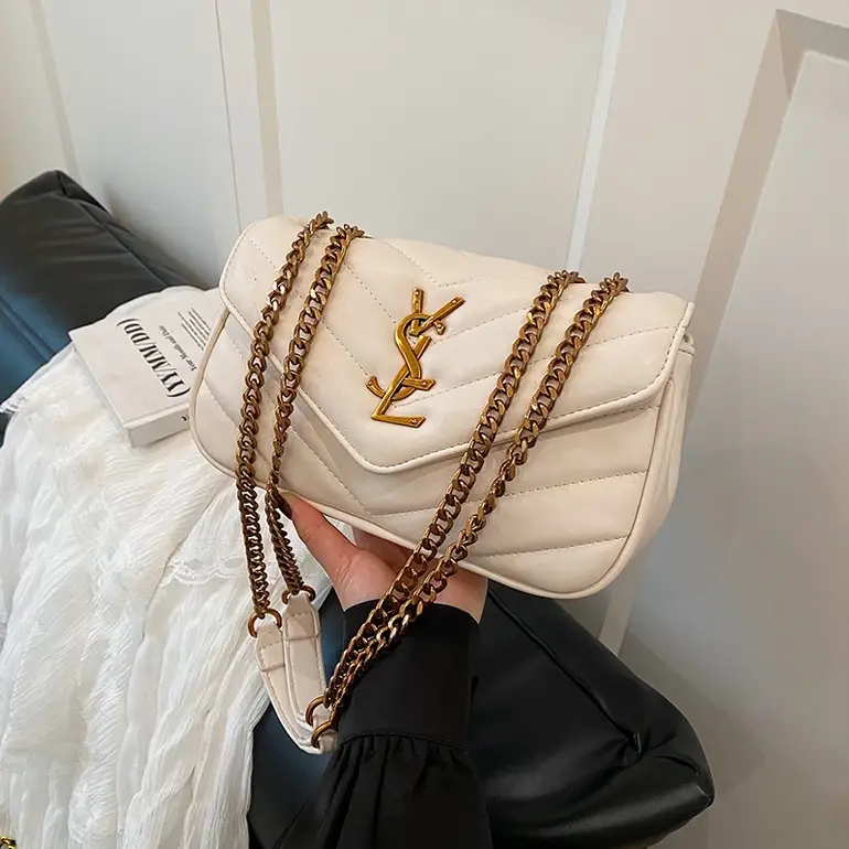 شنطة يد من الجلد بتصميم بسيط وأنيق