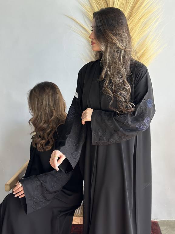 عباية توينز بلو – أزرق ملكي بتطريز مورّد فاخر