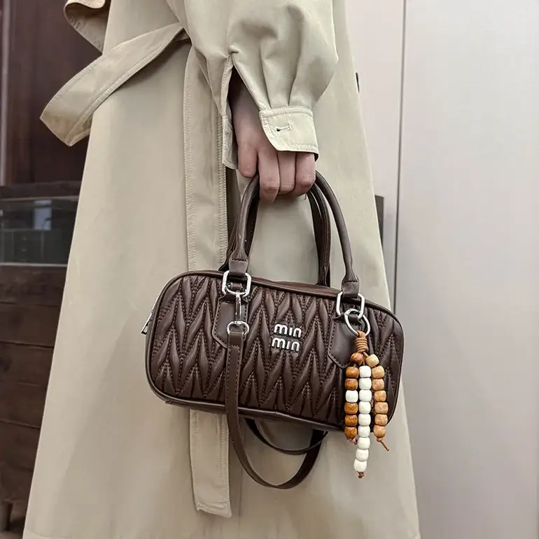 شنطة يد نسائية عالية الجودة بتصميم مطوي ناعم