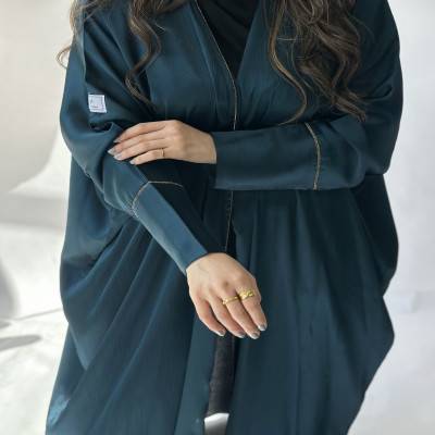عباية نيرڤانا بشت – ملونة بتفاصيل كريستال فضي لامع