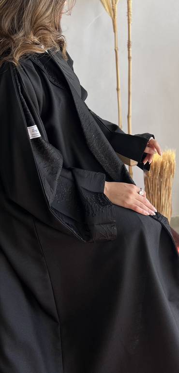 عباية سمرا – بليزر أسود ملكي بتفاصيل مشجرة أنيقة