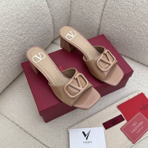  Vlogo Signature Patent Leather Slide Sandal