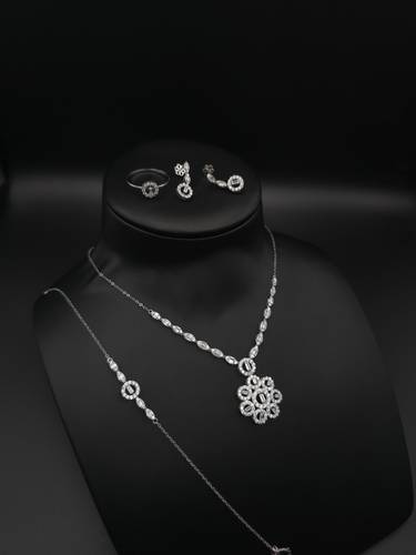 طقم ذهب أبيض تصميم ألماس عيار 18
