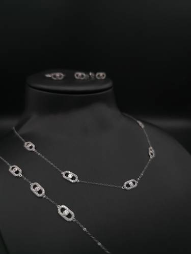 طقم بتصميم عصري ذهب أبيض عيار 18 