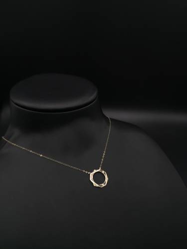 عقد بتصميم عصري ذهب عيار 18