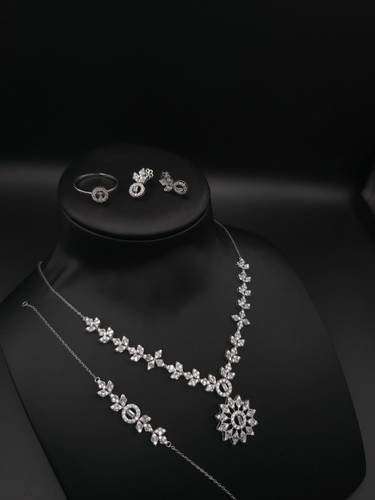 طقم ذهب أبيض تصميم ألماس عيار 18