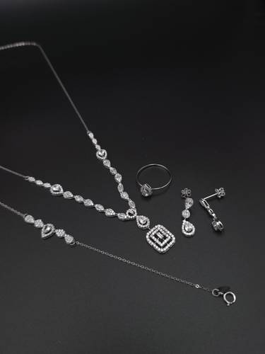 طقم ذهب أبيض بتصميم ألماس عيار 18
