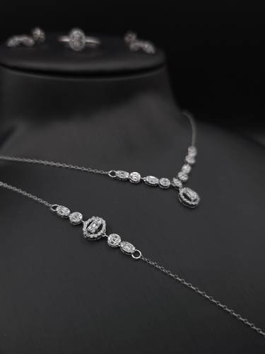 طقم ذهب أبيض بتصميم ألماس عيار 18