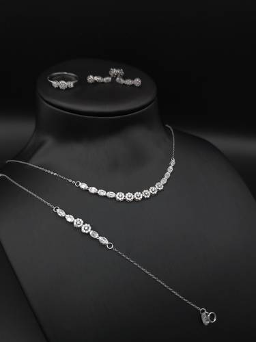 طقم ذهب أبيض بتصميم ألماس عيار 18