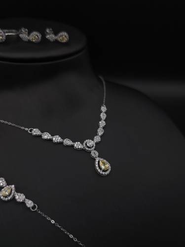 طقم ذهب أبيض بتصميم ألماس عيار 18