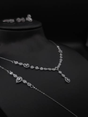 طقم ذهب أبيض بتصميم ألماس عيار 18