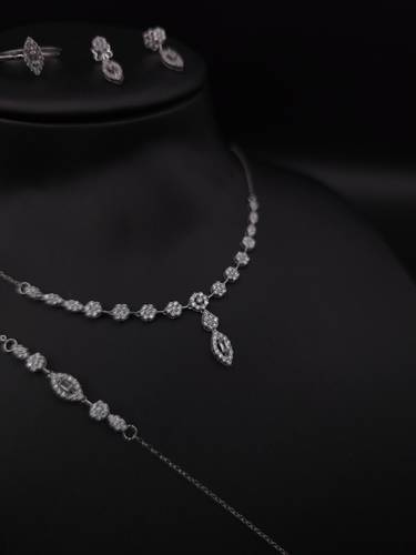 طقم ذهب أبيض بتصميم ألماس عيار 18