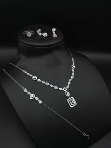 طقم ذهب أبيض بتصميم ألماس عيار 18