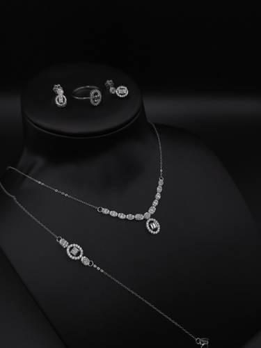 طقم ذهب أبيض بتصميم ألماس عيار 18
