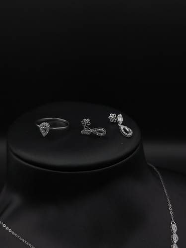 طقم ذهب أبيض بتصميم ألماس عيار 18
