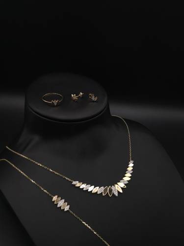 طقم إيطالي بتصميم فاخر ذهب عيار 18
