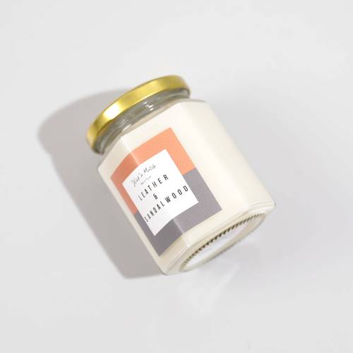 شمعة Leather and sandalwood من Wick n'match