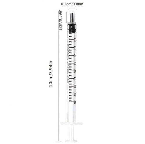 Syringe with small suction for feeding small animals
