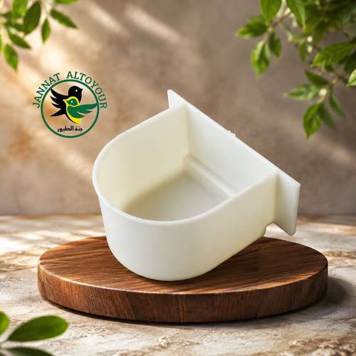 وعاء طعام وماء