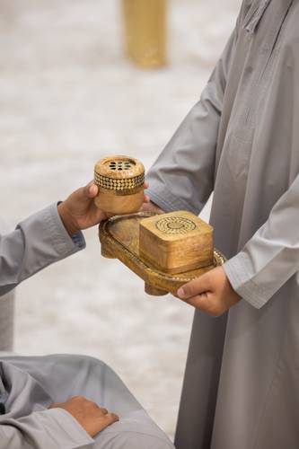 مجمر ولبان في وعاء خشبي