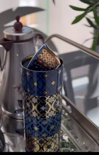 4  فناجيل مع علبه