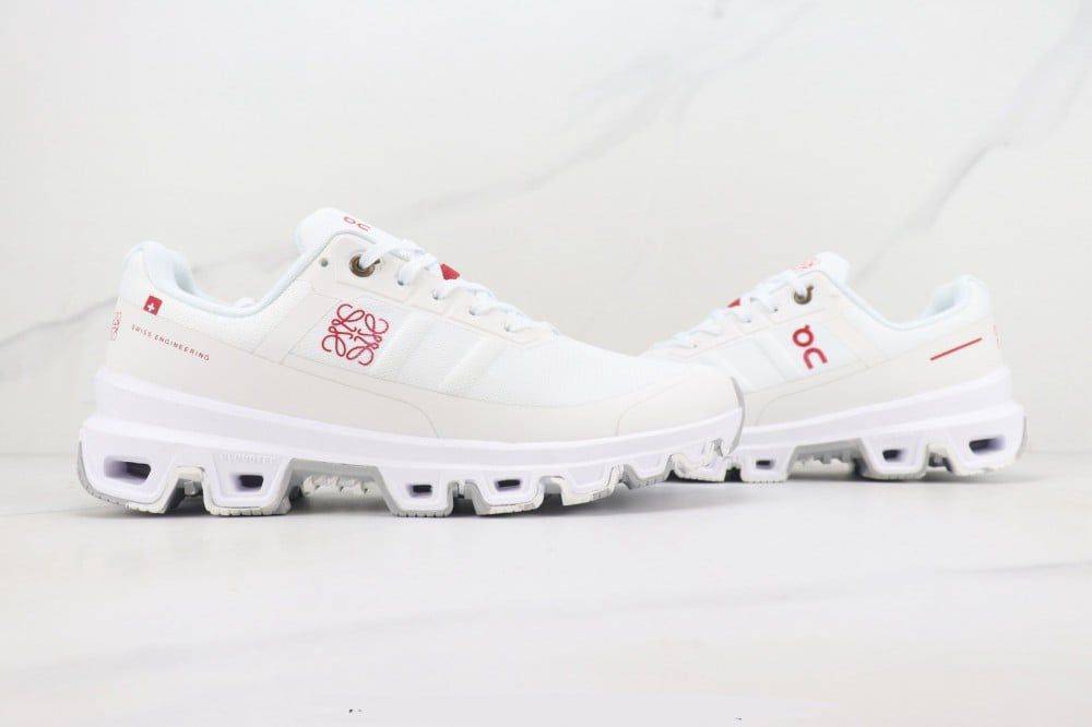 On running X LOEWE حذاء كلاود لويفي أون رانينغ أبيض