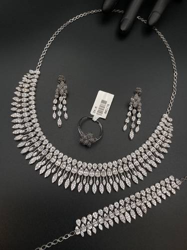 طقم ذهب أبيض عيار 18 