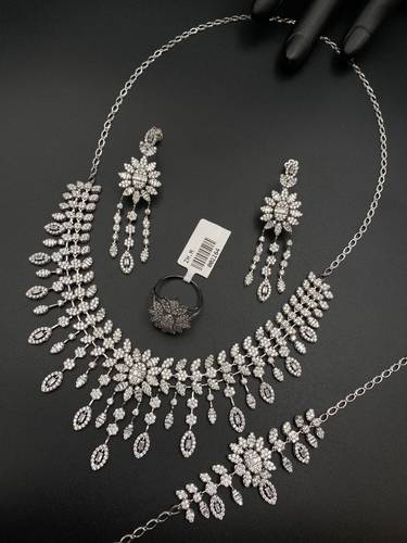 طقم ذهب أبيض عيار 18 