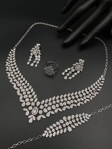 طقم ذهب عيار 18