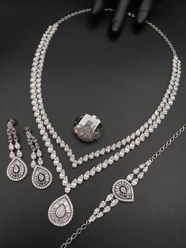 طقم ذهب أبيض عيار 18 