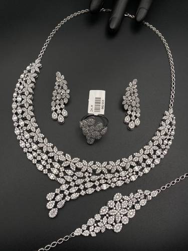 طقم ذهب أبيض عيار 18 