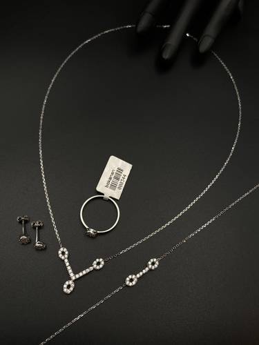 طقم ذهب أبيض عيار 18 