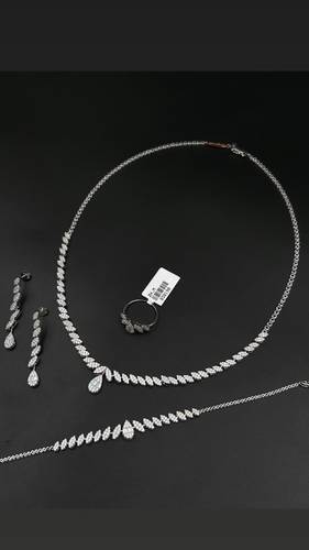 طقم ذهب ابيض عيار 18