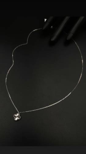 عقد ذهب ابيض عيار 18