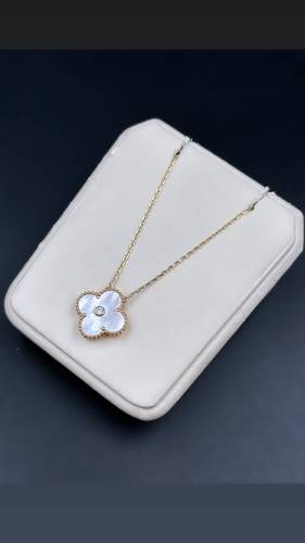 عقد ذهب عيار 18