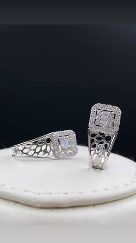 حلق ذهب أبيض عيار 18