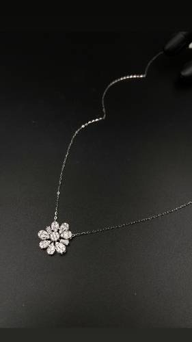 عقد ذهب أبيض عيار 18
